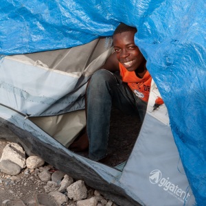 Gigatent resident, Palais de l'Art IDP camp